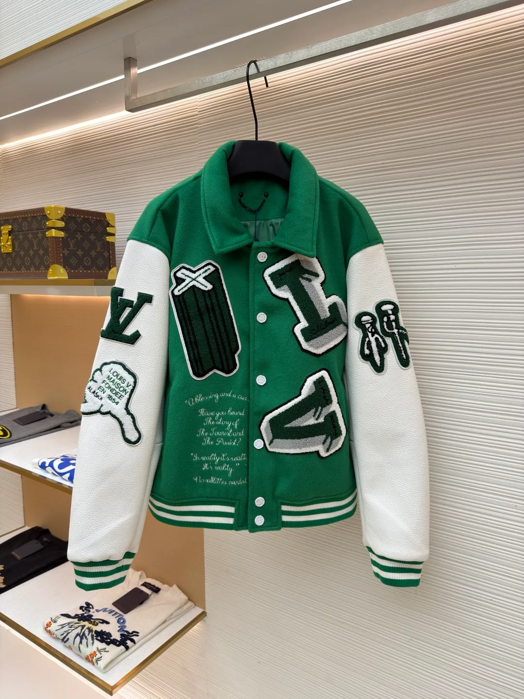 LOUIS VUITTON Loose long-sleeved baseball jersey with monogram pattern ●Original version: Purchased and developed for 29999 ●Item number: 1682254-C10 ●Fabric: cotton fabric ●Technology: embroidery production ●Color: green ●Version: fitted version ●Weight: about 1145 grams ●Size: 46-48-50-52 ●Description: The main body of this Louis Vuitton baseball jacket is made of high-count wool blended fabric. It has been processed by raising and carding processes. The fabric has a full velvety feel and is crisp and stylish. The green base color is made of worsted dyeing process. The color is pure and not easy to fade. The sleeves are spliced ​​with custom pebbled artificial leather, which has been embossed and softened. The texture is natural, flexible to the touch, and is scratch-resistant and wear-resistant. The letters and patterns decorated on the body are made of terry embroidery + appliqué embroidery composite technology. The terry embroidery coils are fluffy and three-dimensional, and the edges of the appliqué embroidery are overlocked to ensure accurate pattern splicing. The handwritten text is made using flat embroidery technology, with fine stitches and clear fonts. The placket is made of custom-made mother-of-pearl buttons, which are hand-polished and polished to have a warm luster; the ribbed neckline and hem are made of spandex blended material, which has good resilience and is not easy to loosen. The overall design uses three-dimensional tailoring and hand-sewing techniques to integrate a variety of materials and embroidery techniques to fully demonstrate the essence of haute couture garments. The overall wiring is straight and delicate, the fabric is comfortable and soft, and the color is consistent without color difference. It can be matched with the same style to create a fashionable look and control various occasions. Customized accessories, complete with three standards, same style for men and women!